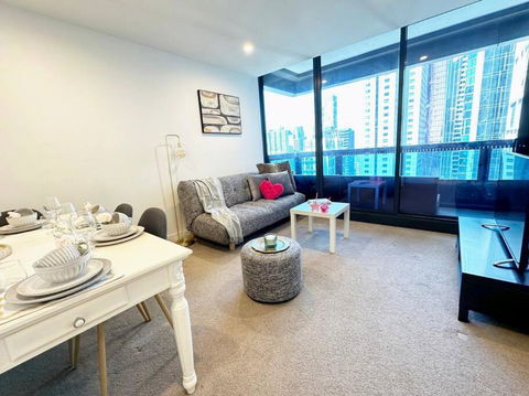 ES2410-2Bed 2Bath Vision Apt With Balcony, Pool & Gym - Foster Accommodation 4