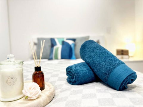 ES2410-2Bed 2Bath Vision Apt With Balcony, Pool & Gym - Foster Accommodation 2
