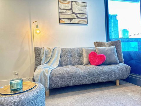 ES2410-2Bed 2Bath Vision Apt With Balcony, Pool & Gym - Foster Accommodation 1