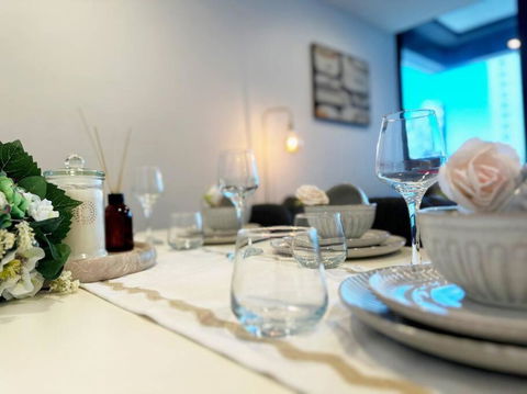 ES2410-2Bed 2Bath Vision Apt With Balcony, Pool & Gym - Foster Accommodation 3