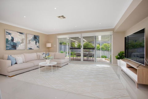 Entire Home In Park Central - Family-Friendly Getaway - Walk To Parks, Shops And Transport In Macarthur - Foster Accommodation 2