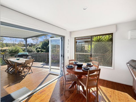 Fab 3-Bed Stay With Great Outdoors & Water Views - Foster Accommodation 4