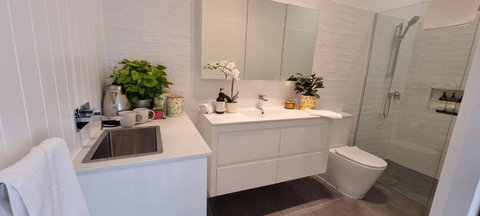 Fab 4brm Home With Pool A 15 Min Walk To Beach - Foster Accommodation 4