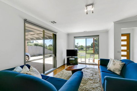 Fairway Views Close To Beach Pet Friendly - Foster Accommodation 3