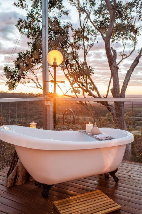 Faraway Domes - Foster Accommodation 4