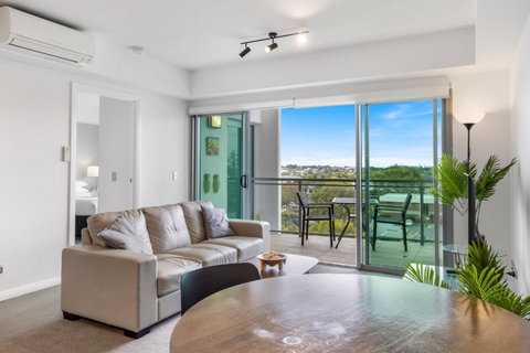 Feel The Sea Breeze: 1-Bed Alfresco Dining & Pool - Foster Accommodation 4