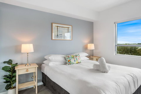 Feel The Sea Breeze: 1-Bed Alfresco Dining & Pool - Foster Accommodation 1