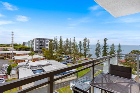 Feel The Sea Breeze: 1-Bed Alfresco Dining & Pool - Foster Accommodation 3
