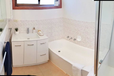 FERNLY BFast, WiFi Nflx AC Walk2Pizza Liquor Deli, - Foster Accommodation 2