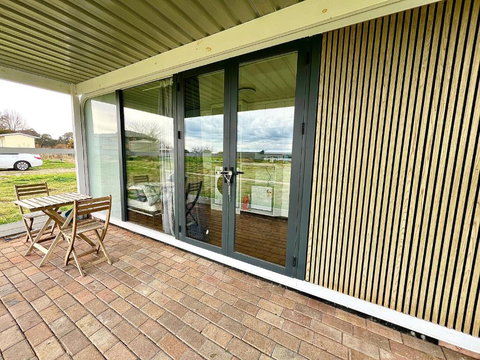 Field Tiny Home - Fruit & Sunset - Foster Accommodation 1