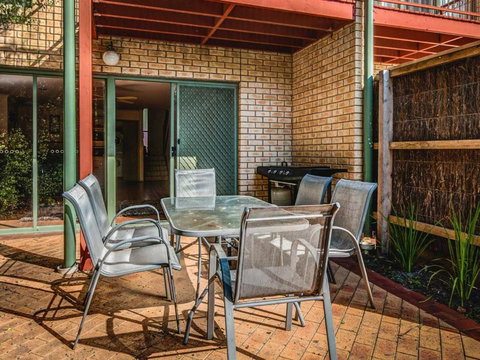 Findlay On The Bay - Foster Accommodation 3