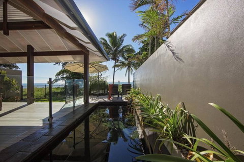 Fish On A Fence - Absolute Beachfront - Foster Accommodation 1