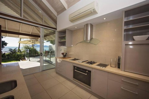 Fish On A Fence - Absolute Beachfront - Foster Accommodation 2