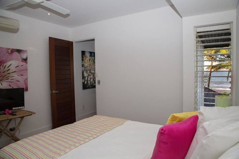 Fish On A Fence - Absolute Beachfront - Foster Accommodation 3