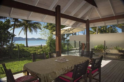 Fish On A Fence - Absolute Beachfront - Foster Accommodation 4