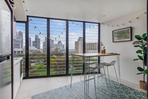 Flinders Keepers - Chic Cityscape Kaleidoscope - Foster Accommodation 0