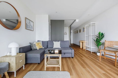 Flinders Keepers - Chic Cityscape Kaleidoscope - Foster Accommodation 1