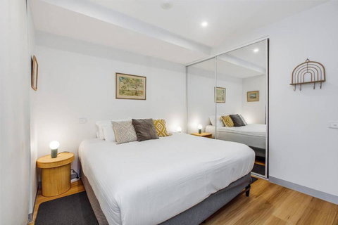 Flinders Keepers - Chic Cityscape Kaleidoscope - Foster Accommodation 2