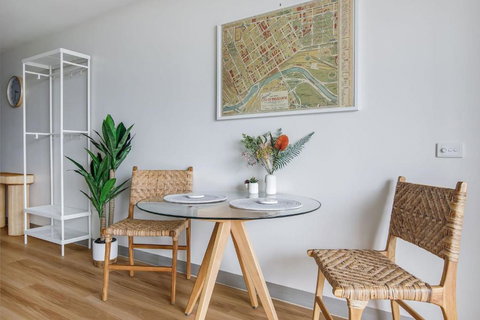 Flinders Keepers - Chic Cityscape Kaleidoscope - Foster Accommodation 3