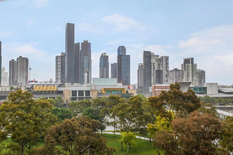 Flinders Keepers - Chic Cityscape Kaleidoscope - Foster Accommodation 4