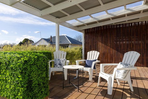 FOREST CORNER - 3 BEDROOM WEATHERBOARD, TRENTHAM - Foster Accommodation 2