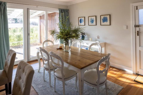 FOREST CORNER - 3 BEDROOM WEATHERBOARD, TRENTHAM - Foster Accommodation 1