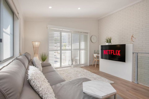 Favored Central Coastal Apartment - Foster Accommodation 3