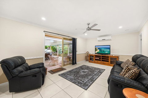 Family-Friendly 5-Bed Close To The Coast & Airport - Foster Accommodation 1