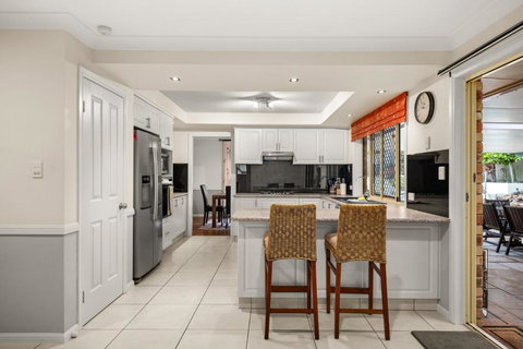 Family-Friendly 5-Bed Close To The Coast & Airport - Foster Accommodation 4