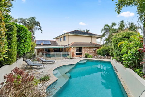 Family-Friendly 5-Bed Close To The Coast & Airport - Foster Accommodation 0