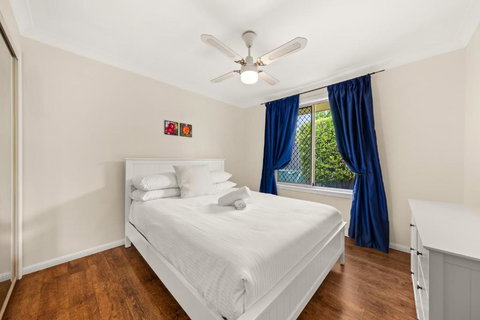 Family-Friendly 5-Bed Close To The Coast & Airport - Foster Accommodation 3