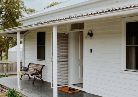 Falmouth Cottage - Dog Friendly Beachside Getaway 2,5 Acres - Foster Accommodation 0