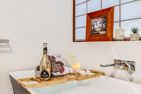 FUN&KY Parking 2 Patios WFH WiFi City Views - Foster Accommodation 0