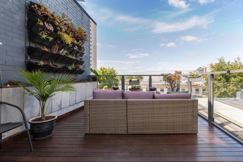 FUN&KY Parking 2 Patios WFH WiFi City Views - Foster Accommodation 1