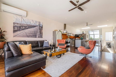 FUN&KY Parking 2 Patios WFH WiFi City Views - Foster Accommodation 2