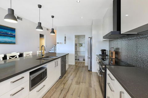 GEORGE8- THE ULTIMATE, FAMILY BEACH HOUSE! - Foster Accommodation 4