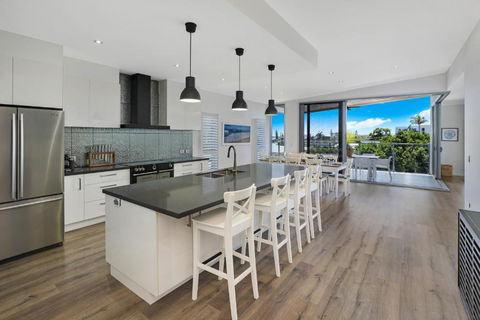 GEORGE8- THE ULTIMATE, FAMILY BEACH HOUSE! - Foster Accommodation 1