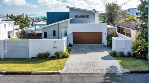 GEORGE8- THE ULTIMATE, FAMILY BEACH HOUSE! - Foster Accommodation 0