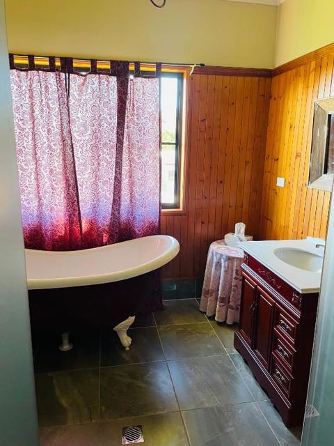 GOLDEN LACE B&B - Foster Accommodation 3