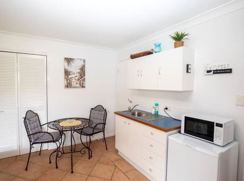 GORGEOUS STUDIO + 100M TO BEACH + POOL - Foster Accommodation 2