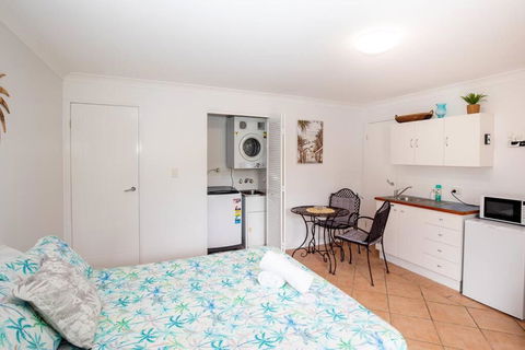 GORGEOUS STUDIO + 100M TO BEACH + POOL - Foster Accommodation 4