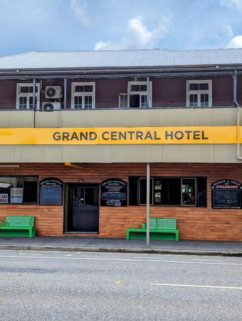 GRAND CENTRAL HOTEL PROSERPINE - Foster Accommodation 2