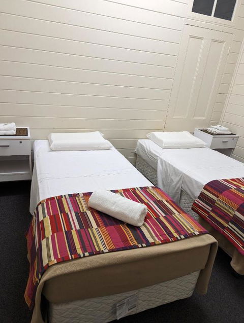 GRAND CENTRAL HOTEL PROSERPINE - Foster Accommodation 4