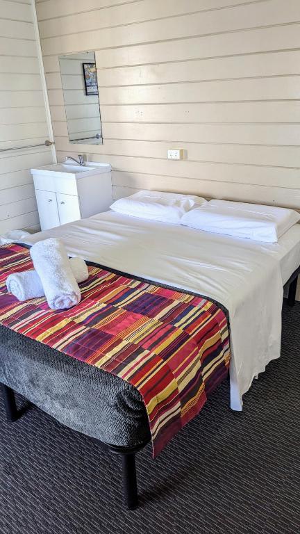 GRAND CENTRAL HOTEL PROSERPINE - Foster Accommodation 0