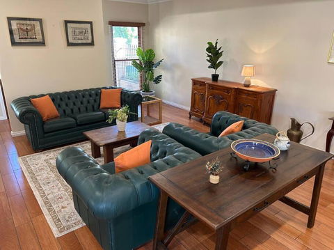 Grand Retreat In Peaceful Street - Foster Accommodation 0