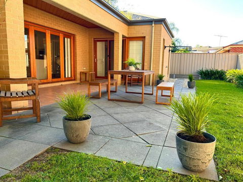 Grand Retreat In Peaceful Street - Foster Accommodation 1