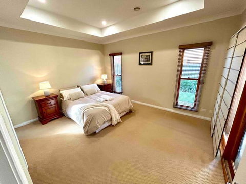 Grand Retreat In Peaceful Street - Foster Accommodation 3