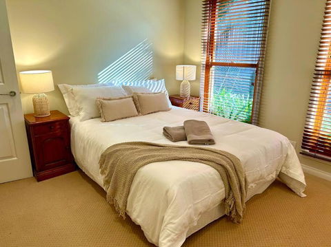 Grand Retreat In Peaceful Street - Foster Accommodation 4