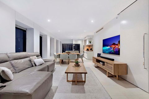 GUARANTEED OCEAN VIEW - Level 16 And Up - Soul Surfers Paradise - Self Contained &Privately Managed - Foster Accommodation 2
