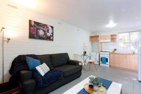 Hensman 5 - 1BRM Unit With Courtyard & Parking - Foster Accommodation 0